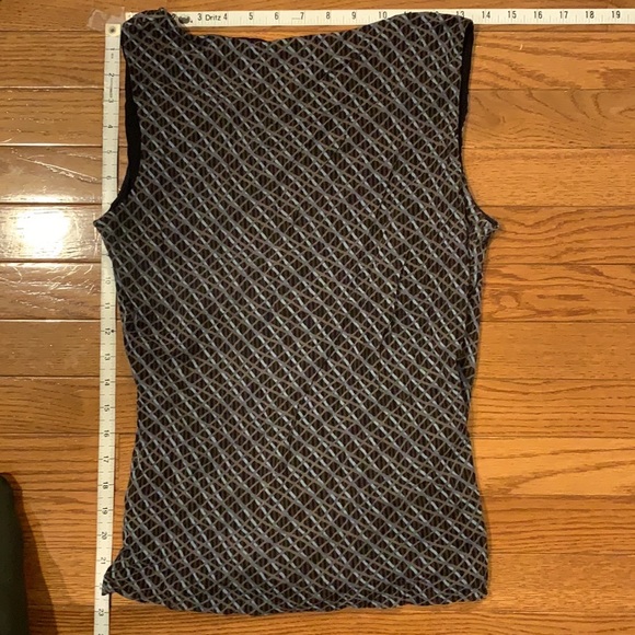 Abstract geometric design, Cross-chest neck line, sleeveless top - Picture 5 of 7